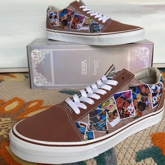 Vans Men’s Old Skool
Disney 100 Scrapbook Multi
VN0005UFBMB
Sneakers - Picture 15 of 16